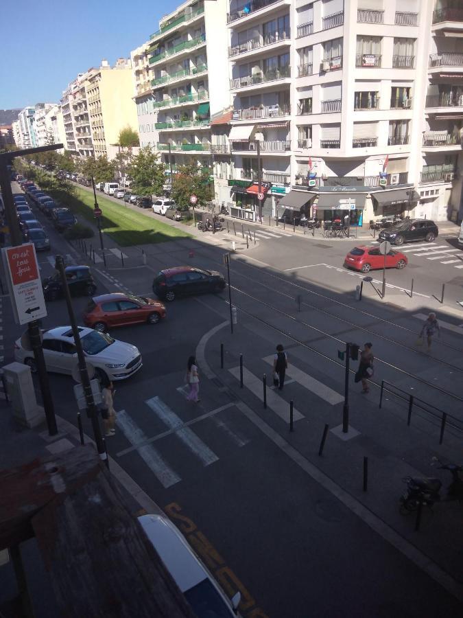 Charmant F1 Pres Tramway Et Plage ニース エクステリア 写真